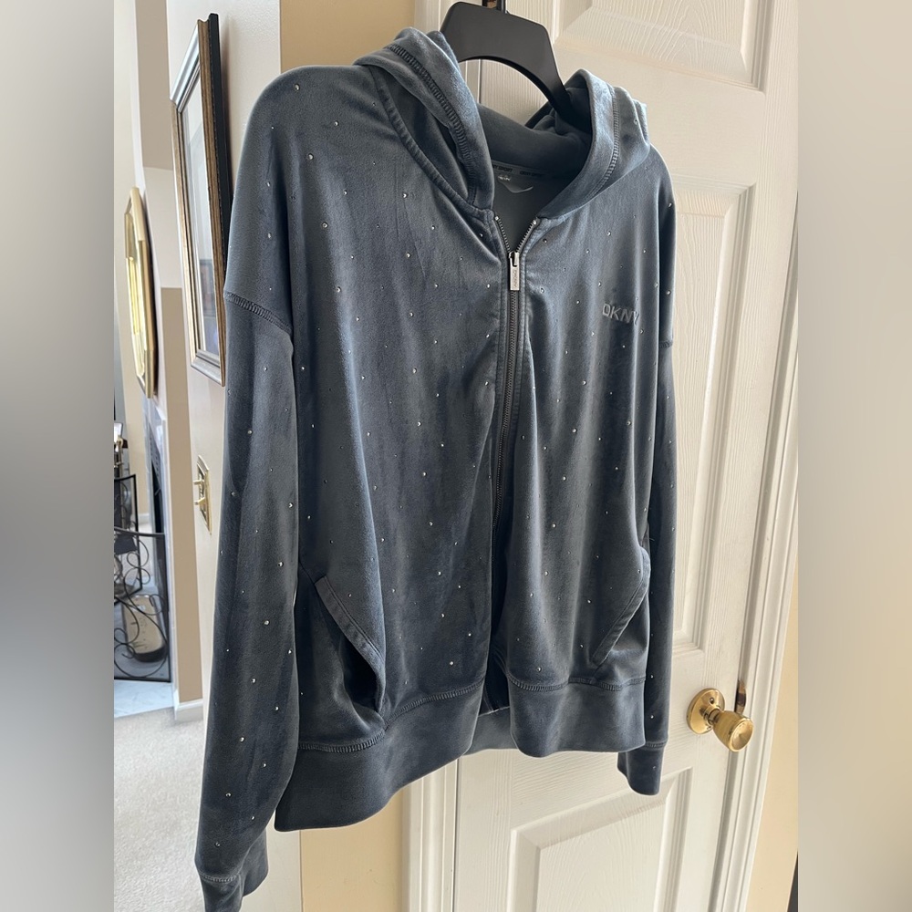 DKNY Hoodie Size XL
Beautiful ! Soft cozy velvet gray with silver sparkles .